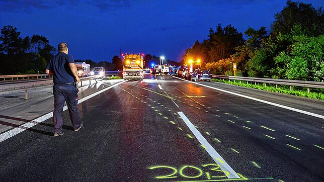 Der Hyundai kam links von der Fahrbahn ab und prallte auf der A81 im Kreis Rottweil in die Mittelschutzplanke.