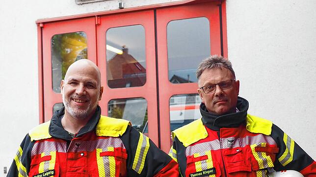 Rückblick auf Rheinfeldens Feuerwehrabteilung: Enrico Leipzig (links) und Thomas Kieper vor dem 120 Jahre alten Feuerwehrhaus in der ...