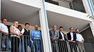 Die Teilnehmerinnen und Teilnehmer an der Besichtigung auf einem der Balkone des Gebäudes A, das als erstes bezugsfertig sein wird.