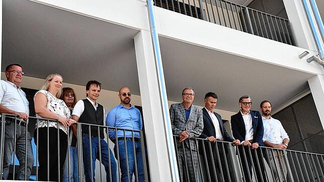 Die Teilnehmerinnen und Teilnehmer an der Besichtigung auf einem der Balkone des Gebäudes A, das als erstes bezugsfertig sein wird.