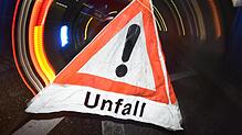 Ein Warndreieck mit dem Schriftzug «Unfall».