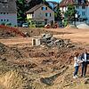 Anhand der Baugrube lässt sich erahnen, wie groß das Sportzentrum werden wird. OB Jan Zeitler (von links), Pressesprecherin Miriam ...