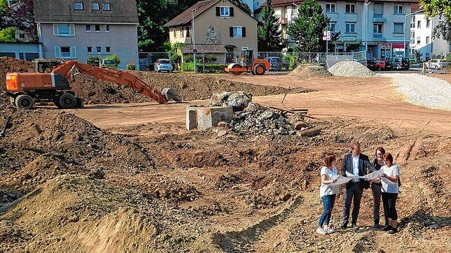 Anhand der Baugrube lässt sich erahnen, wie groß das Sportzentrum werden wird. OB Jan Zeitler (von links), Pressesprecherin Miriam ...