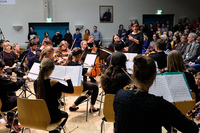 Das KMG-Orchester unter der Leitung von Verena Witzig spielt "Music from La La Land".