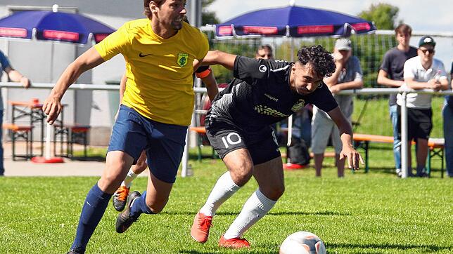 Spielertrainer Christian Jeske (links, in der Partie gegen Marbach) und der FC Singen treffen heute auf die SpVgg F.A.L. Im Topspiel der ...