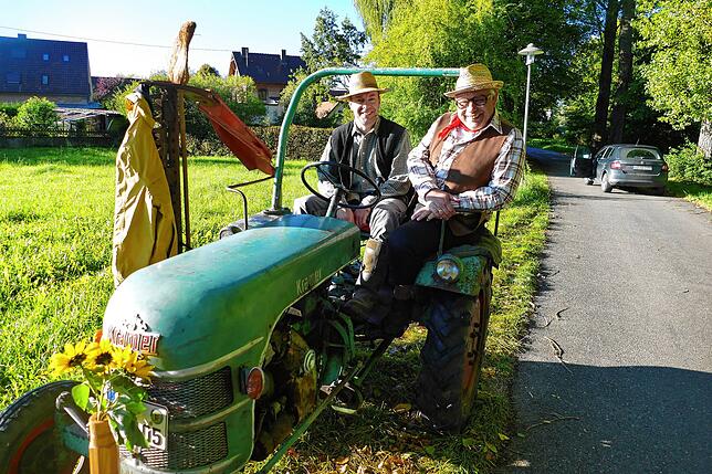 Iganz und Severin alias Markus Kuttruff (links) und Thomas Höfler touren auf dem Traktor von Auftritt zu Auftritt.