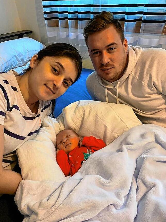 Baby Theodor Alexandru mit seinen Eltern, dem Überlinger Ehepaar Cojocariu.