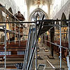 Das Gerüst im Kirchenraum des Münsters soll einen Abgang der Decke verhindern, der durch die darüber stattfindenden Arbeiten droht. ...