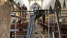 Das Gerüst im Kirchenraum des Münsters soll einen Abgang der Decke verhindern, der durch die darüber stattfindenden Arbeiten droht. ...