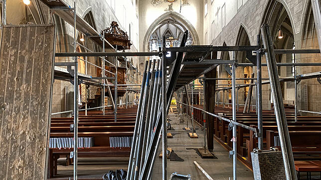 Das Gerüst im Kirchenraum des Münsters soll einen Abgang der Decke verhindern, der durch die darüber stattfindenden Arbeiten droht. ...
