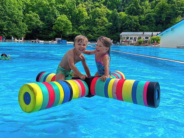 Diese jungen Badegäste haben Spaß im Freibad Waldshut, das nach erfolgreicher Sanierung seit dieser Saison wieder geöffnet hat.
