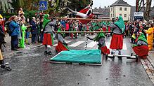 Da bekommt man schon vom Zusehen Gliederschmerzen. Schon erstaunlich, was sich Narren ausdenken, um dem Publikum eine Freude oder auch ...