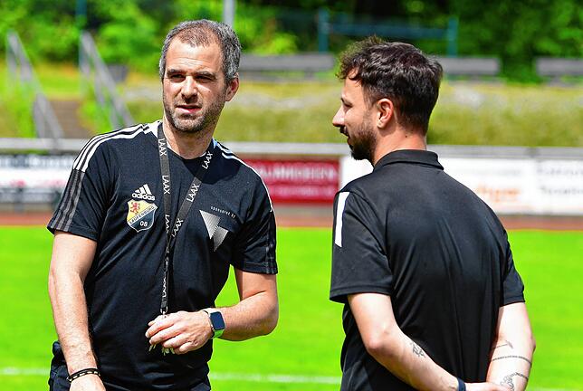 Doppelfunktion: Thomas Scherzinger (links, mit Trainer Fabio Muto vom FC Wittlingen) ist beim SV 08 Laufenburg nicht nur Sportchef, ...