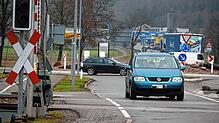 Noch ist der Bahnübergang in Zollhaus problemlos passierbar. Das wird sich allerdings schon bald ändern, dort sind Sanierungsarbeiten ...
