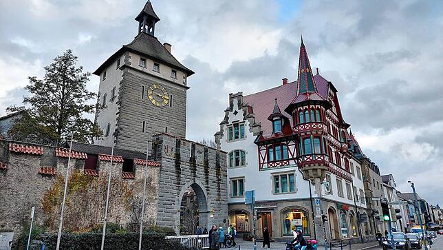 Das Schnetztor war einst Teil einer massiven Wehranlage rund um Konstanz mit ursprünglich 30 Toren oder Türmen sowie einer dicken ...