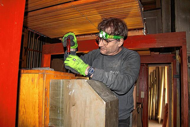 Christoph Jedele, Orgelbauer und Konstrukteur, arbeitet im Hauptwerk der alten Orgel in der Tiengener Pfarrkirche.