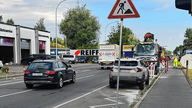 Aktuell laufen am Dienstag, 1. Juli, Bauarbeiten an der Max-Stromeyer-Straße. Der Verkehr muss auf die Spur des Gegenverkehrs ausweichen.
