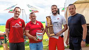 Siegerehrung (von links): die Vorsitzenden Gabriel Buntru und Dirk Bucher, Marc Sculati vom TuS Kleines Wiesental und Ortsvorsteher Jörg ...