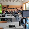 Der Lehrer ist aus dem Homeoffice über das Ipad verbunden mit Beamer, Lautsprecher und Mikrofon zwar nicht körperlich in der Klasse ...