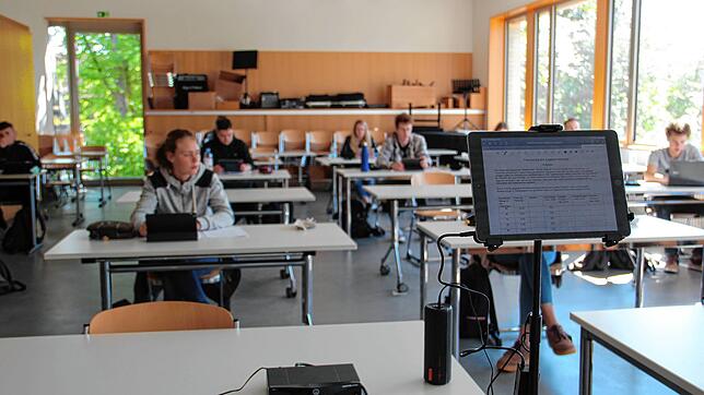 Der Lehrer ist aus dem Homeoffice über das Ipad verbunden mit Beamer, Lautsprecher und Mikrofon zwar nicht körperlich in der Klasse ...