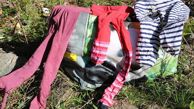 Auch Kleidungsstücke wie diese Strumphosen und Leggings fanden sich unter dem illegal entsorgten Hausmüll am Dobelweg.