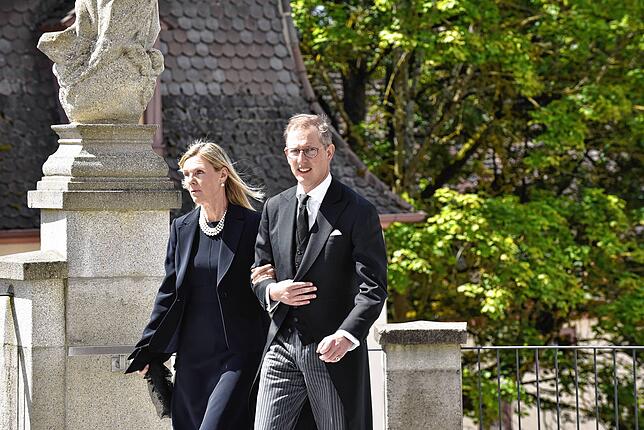 Bild 4: Abschied von Heinrich Fürst zu Fürstenberg: Besucher auf dem Weg in die Donaueschinger Stadtkirche