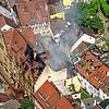 (Archivbild) Am Vormittag des 25. Juli dringt noch immer Rauch aus dem Haus an der Zollernstraße. Mittlerweile wurde eine ...