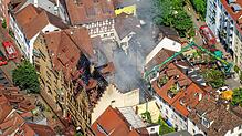 (Archivbild) Am Vormittag des 25. Juli dringt noch immer Rauch aus dem Haus an der Zollernstraße. Mittlerweile wurde eine ...