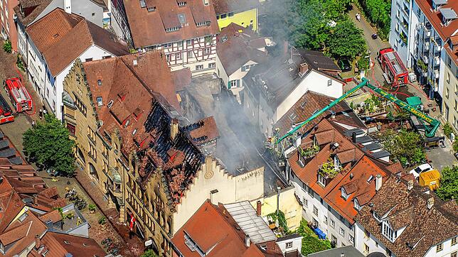 (Archivbild) Am Vormittag des 25. Juli dringt noch immer Rauch aus dem Haus an der Zollernstraße. Mittlerweile wurde eine ...