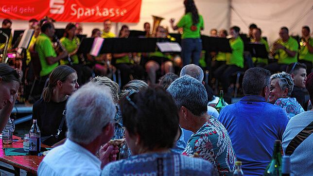 Beim Weinfest im Jahr 2024 kamen rund 600 Gäste in Bankholzen zusammen. Auch dieses Jahr hofft der Musikverein auf viele Besucher. ...
