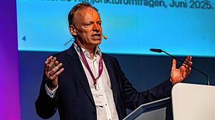 Klare Botschaften an die Politik: Clemens Fuest, Chef des Münchner Ifo-Instituts, beim Wirtschaftsforum der L-Bank in der Neuen Tonhalle ...