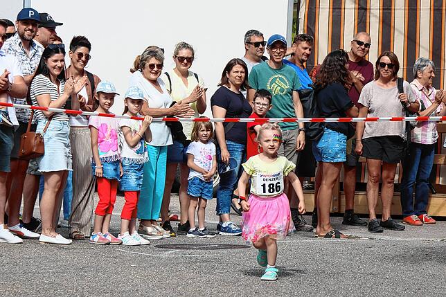 Leonie Fuchs bekommt für ihren Lauf als kleine Prinzessin von den Zuschauern viel Beifall beim Bambinilauf.