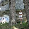 Edith Heppeler, Geschäftsführerin der Landesgartenschau (LGS), zeigt, wo 2020 Skulpturen in den Bäumen und Bilder statt Graffitis zu ...