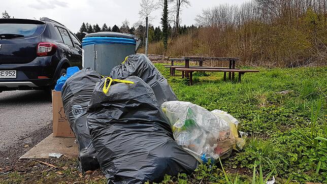 Bergeweise Müll stapelt sich am Rastplatz an der B 518 zwischen Schopfheim und Wehr.