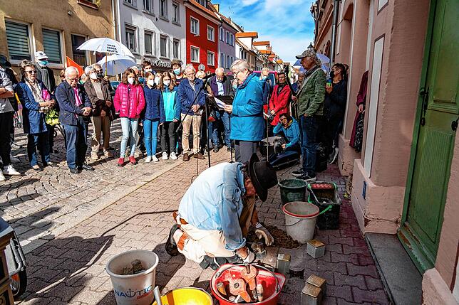 Bild 14: Nun liegen sie auch in VS: Die ersten 18 Stolpersteine zum Gedenken an Villinger Juden sind am Mittwoch verlegt worden