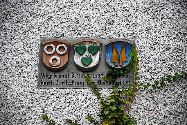 Dieses Wappen an der Mauer zur Straße hin, ist momentan von einem Banner überdeckt.