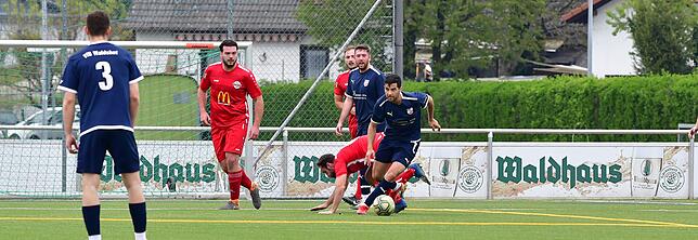 Bild 9: FC Wallbach holt die Punkte mit dem 1:0 beim VfB Waldshut &ndash; und wir haben Bilder!