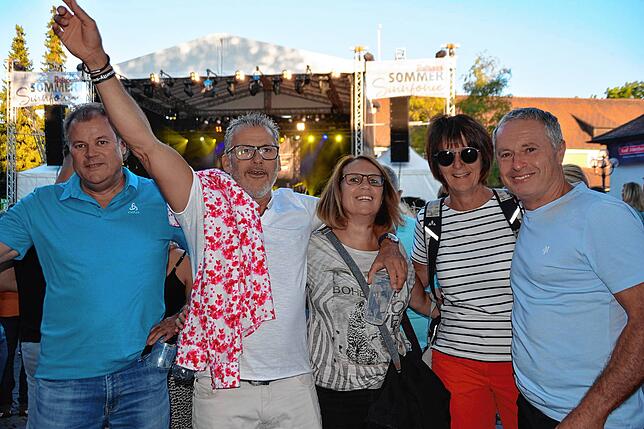 Eine Gruppe Oberbaldinger Bürger genießt die Atmosphäre auf dem Rathausplatz beim Konzert mit der Münchener Freiheit.
