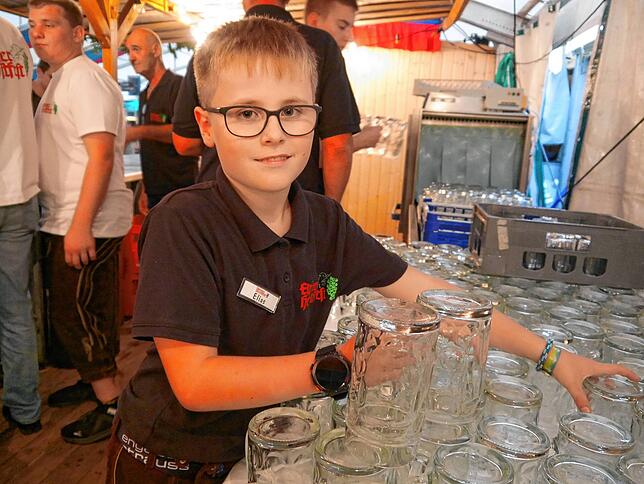 Kleiner Mann mit viel Power: Elias ist eine Maschine beim Bierglasspülen.