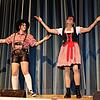 Nur ein Teil des Programms beim Bunten Abend: Nadine Lock (links) und Heidi Bruttel (rechts) schlüpften für ihre Ansagen in die Rollen ...
