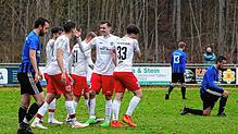 Der SV Orsingen-Nenzingen (blaues Trikot) kann den FC Rot-Weiß Salem nicht stoppen und verliert 0:4.