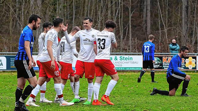 Der SV Orsingen-Nenzingen (blaues Trikot) kann den FC Rot-Weiß Salem nicht stoppen und verliert 0:4.