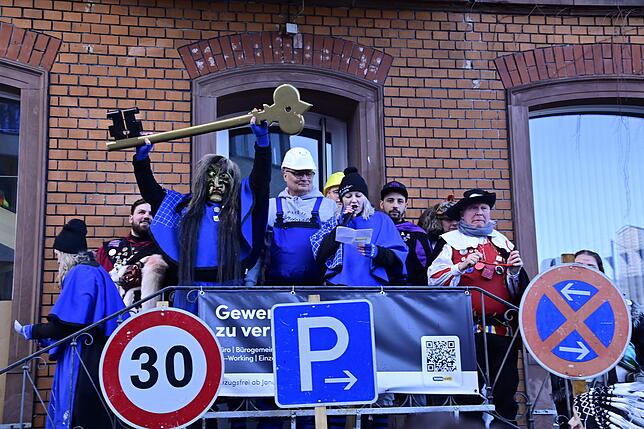 Bild 6: St. Georgen: Narren verschönern Rathausfassade mit ihren Konterfeis - Hier die Bilder!