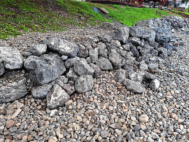 Auf einer Länge von 100 Metern errichtet der 53-Jährige die Natursteinmauer. Vor ihr ist eine Flachwasserzone für die Bepflanzung.