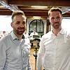 Der ehemalige kommunale Ansprechpartner der Deutschen Telekom, Daniel Eger, (links) und sein Nachfolger Lukas Fiederer stellen im ...