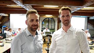 Der ehemalige kommunale Ansprechpartner der Deutschen Telekom, Daniel Eger, (links) und sein Nachfolger Lukas Fiederer stellen im ...