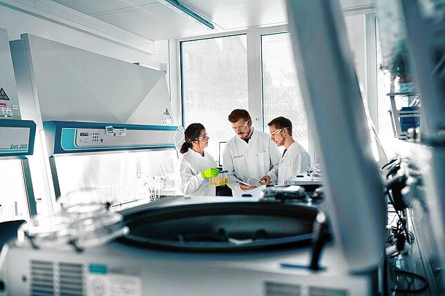 Mitarbeiter des Biotechnologie-Unternehmens Biontech beraten sich im Labor. Das Paul-Ehrlich-Institut (PEI) hat dem Konkurrenten von ...