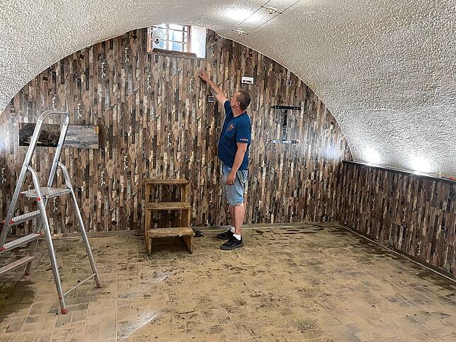 Durch dieses Kellerfenster sind Unmengen an Wasser während des Unwetters von vor zwei Wochen in den Gastraum geströmt, zeigt Gastronom ...