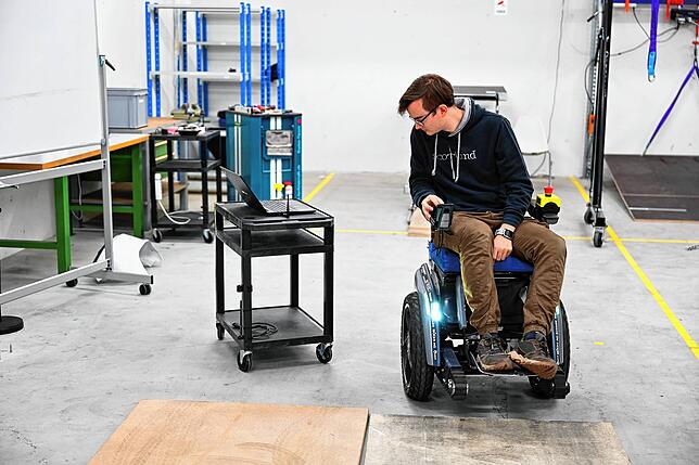 Adrian Hartmann ist Praktikant bei Scewo und Fachmann für Robotertechnik. Er arbeitet gerade an Verbesserungen des E-Rollstuhls beim ...