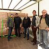 Mit vereinten Kräften beladen Christian Amann, Rolf Schnekenbühl, Lothar Groß, Thomas Blennemann und Andreas Rombold (von links) den ...
